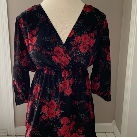Torrid size 2 Floral Georgette Surplice Blouse - Picture 2 of 4